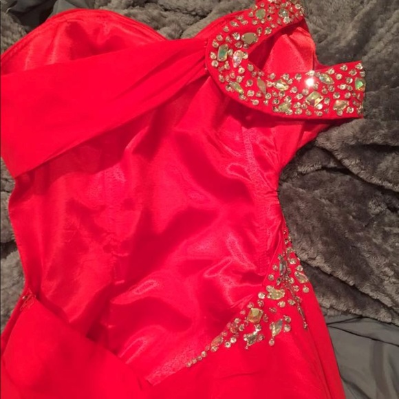 gorgeous red prom dress - Picture 4 of 5